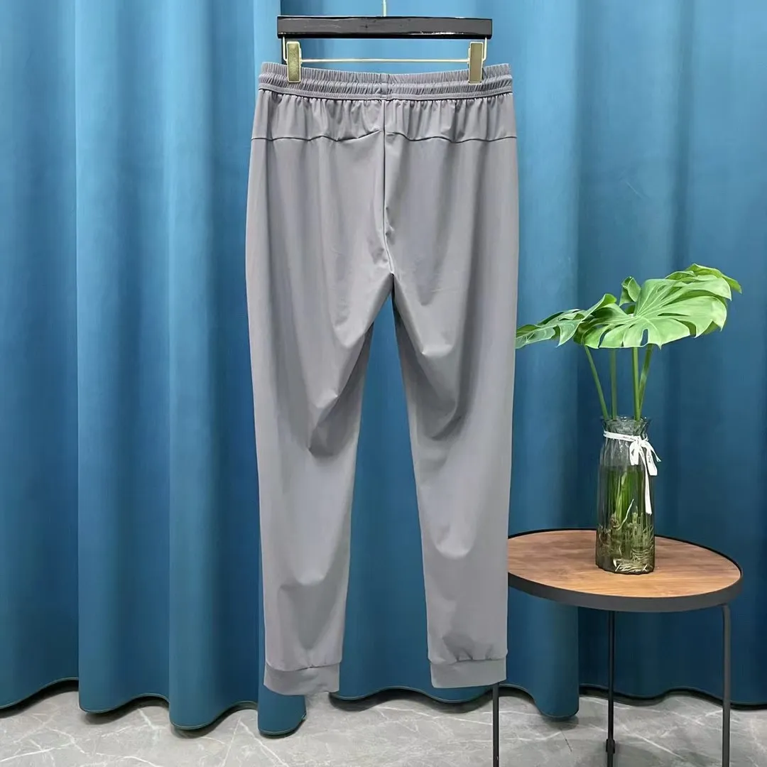 Queen Mother West's annual New Arrival ice silk elastic quick-drying casual sports straight trousers with sun protection. These pants are very Versatile, with elastic waist and widened and thickened waistband! Straightforward design! 3D three-dimensional craftsmanship tailoring the upper body to highlight the figure! Selected ice silk four-way stretch fabric, comfortable and smooth to the touch! The drape is great! No pilling, no fading, cool and comfortable! Technical fabrics are really very technical! It’s like a single layer of skin! Extremely cool! ! Stretch fabric on all sides! It has elasticity both horizontally and vertically, and is very breathable! The upper body is very comfortable! Simple and elegant style! Not too much cumbersome design! Exquisite craftsmanship! Quality is in place! No need to say more about this! Once you buy it and wear it, you will know that it can be worn for daily work and outdoor sports. This style has been designed by many famous designers and is the perfect combination of fashion, leisure and outdoor sports, so it is your best choice whether you wear it daily or outdoors. Color: Black Gray Size S-XL